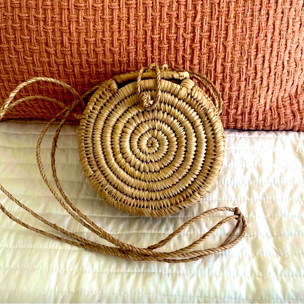 Hand woven unique Round woven crossbody bag !!! SO CUTE!! 💕💕